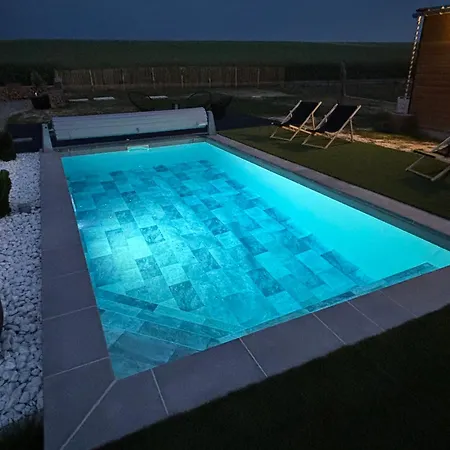 Lady Tipi 2 Avec Jacuzzi Et Piscine 롯지 *