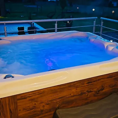 Lady Tipi 2 Avec Jacuzzi Et Piscine *